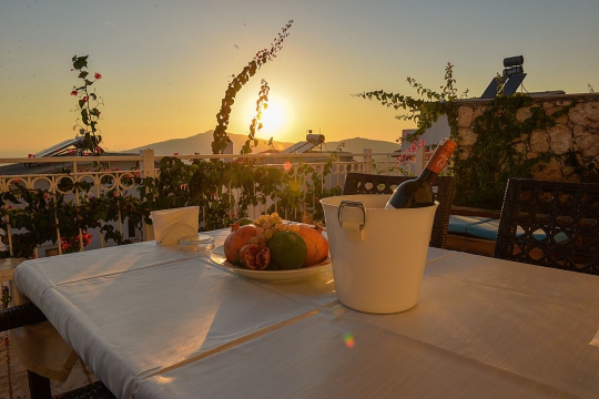 Villa Cotto’nun deniz manzaralı terası, gün batımı eşliğinde huzurlu ve romantik bir atmosfer sunmaktadır.
