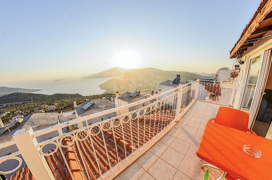 Kalkan Kördere’deki Villa Cotto’nun balkonundan panoramik deniz manzarası ve gün batımının eşsiz görüntüsü izlenebilmektedir.