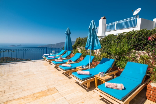 Kalkan Kördere’deki Villa Veronica’nın deniz manzaralı havuz terası, 6 adet şezlong ve güneşlenme alanıyla dinlenmek için idealdir.