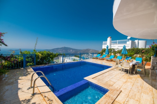 Kalkan Kördere Villa Veronica’nın deniz manzaralı özel havuzu, şezlongları ve geniş güneşlenme alanıyla keyifli bir dış yaşam alanına sahiptir.