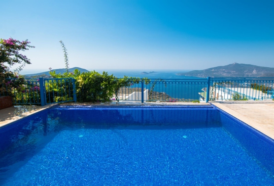 Villa Veronica’nın özel yüzme havuzu, panoramik Kalkan ve deniz manzarası eşliğinde sakin ve huzurlu bir tatil ortamı sunmaktadır.