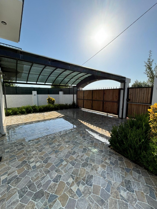 Villaya özel korunaklı araç park yeri ve güvenli giriş alanı