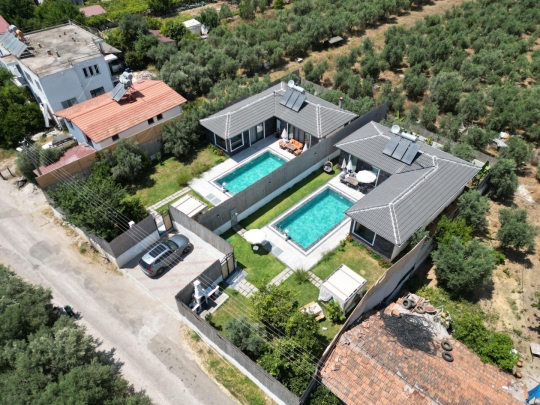 Fethiye kiralık villa için drone ile havadan çekilmiş tam korunaklı havuz ve bahçe alanı