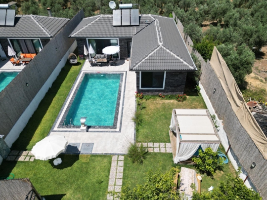 Foto 1-3: Fethiye Merkez Villa Dilber özel yüzme havuzu ve güneşlenme terası genel görünümü