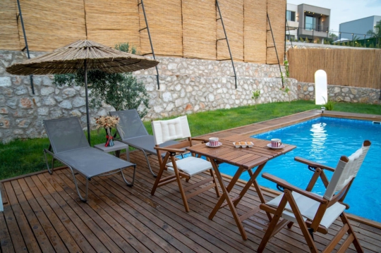 fethiye art bungalov havuz başı şezlong fotoğrafı