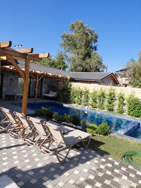 Seydikemer Alaçat'ta 2+1 tarakay villanın havuz bahçe alanı 