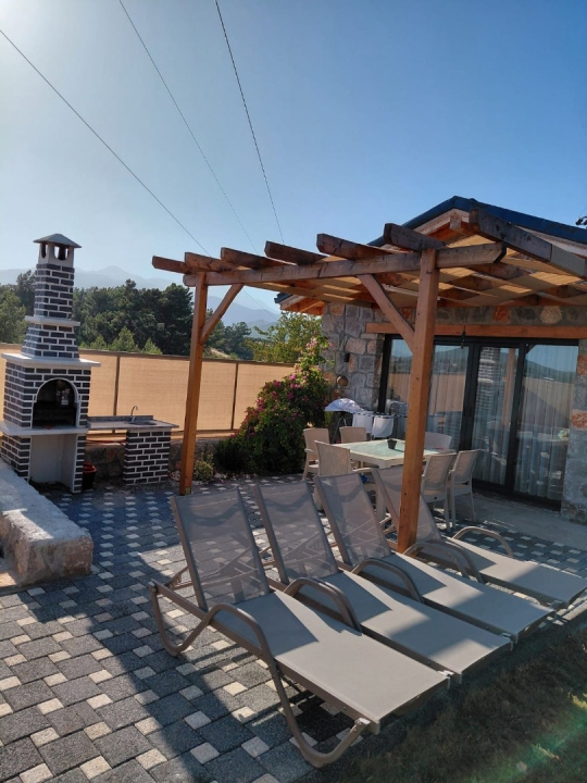 villa tarakay Seydikemer Alaçat'ta 2+1 aile villasında bahçede barbekü alanı
