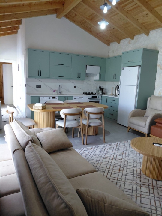 seydikemer alaçat'ta 2+1 villa tarakay modern açık mutfak salon  görünümü