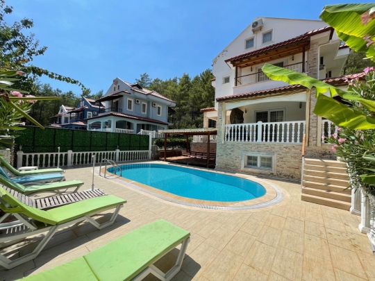 Ölüdeniz’e yakın konumda villa penta özel yüzme havuzlu tatil imkânı