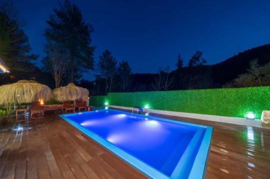 Korunaklı havuz alanı dışarıdan görünmeyen villa ece Fethiye'de