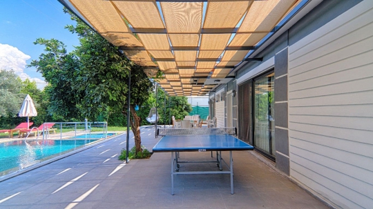 Modern tasarımlı ve bahçesinde masa tenisi bulunan villa avlu 2 