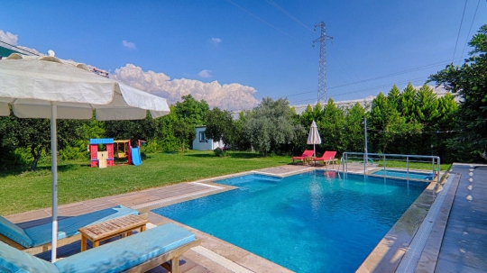 Fethiye Kargı'da Modern tasarımlı havuz kenarı dinlenme alanı