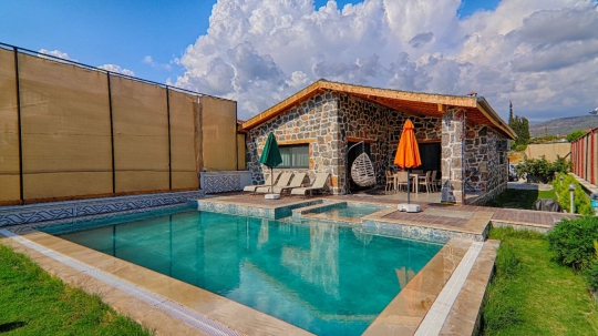 Taş yapı villa avlu ve yüzme havuzu detayları