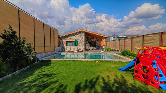 Geniş bahçeli ve özel havuzlu lüks villa avlu Fethiye