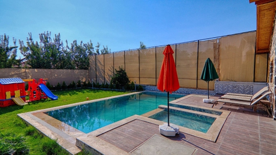 Kargı'da Özel havuz ve şezlonglu güneşlenme alanı villa avlu