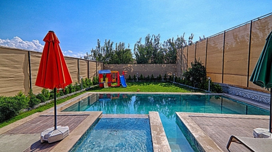 Fethiye' de Çocuk oyun alanlı bahçe ve havuz manzarası