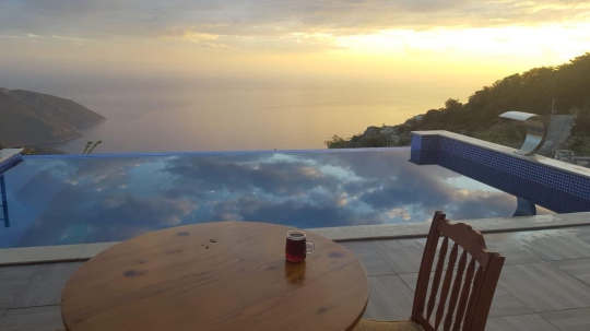 Fethiye Faralya'da Villa Bulut'ta Gün batımında havuz başında eşsiz manzara keyf