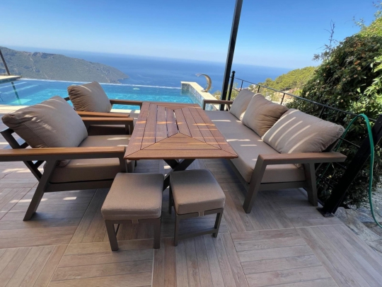 Deniz manzaralı balkon ve konforlu oturma alanı ile fethiye'de villa bulut