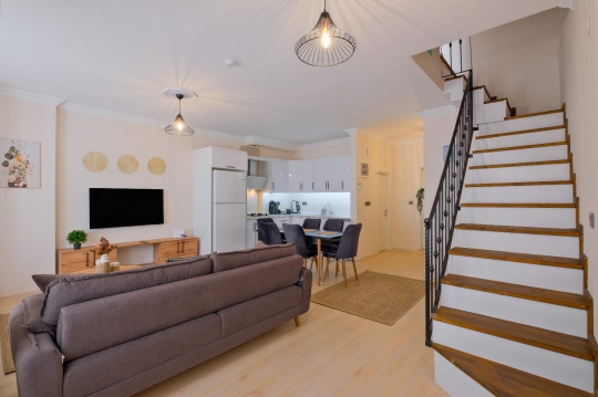 Han Apart 4 dubleks apart, geniş yaşam alanı ve merdivenli salon