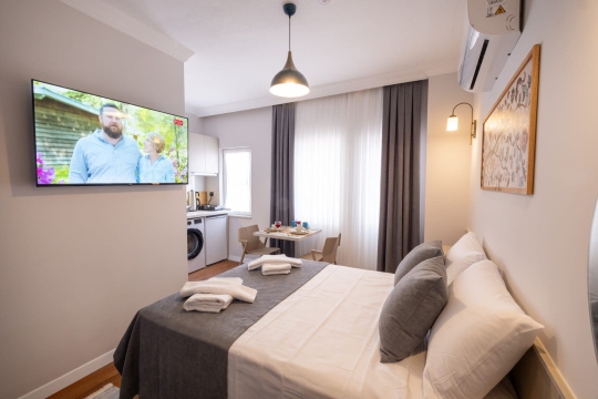 Han Apart 1 Fethiye Patlangıç, konforlu yatak ve TV alanı