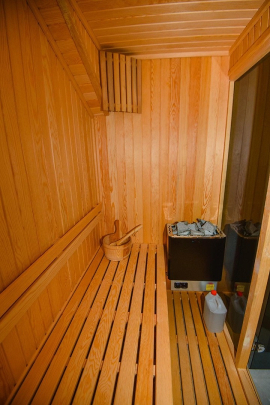 Fethiye Kargı'da Ahşap detaylı modern sauna alanı villa avlu iç özellikleri