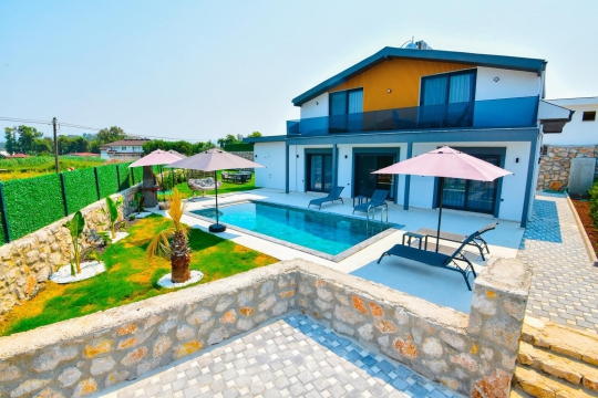 Modern mimariye sahip geniş bahçeli kiralık villa avlu genel görünümü