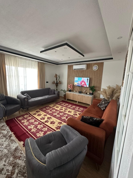 Saklıkent apartta ferah salon ve modern oturma grubu