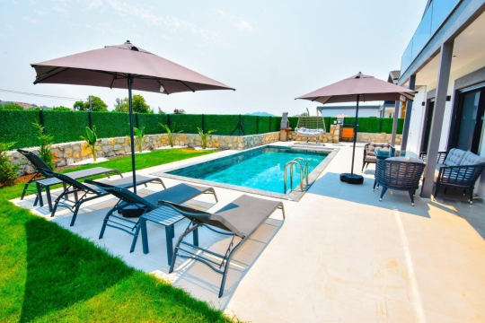 Fethiye Avlu Villa'da  Şezlonglu özel havuz ve bahçe alanı  dış mekanı