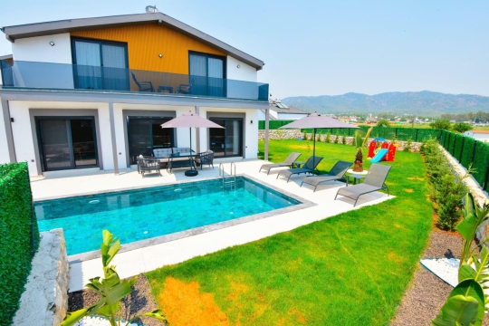 Fethiye Kargı’da Villa Avlu 5'te özel havuzlu lüks dış görünüm ve geniş bahçe alanı