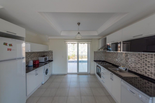 Villa Limon 1’de açık mutfak ve aydınlık iç mekan tasarımı