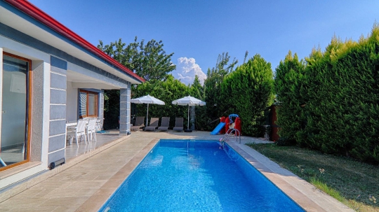 Çocuk oyun alanlı özel havuzlu  ailelere uygun kiralık Villa Avlu