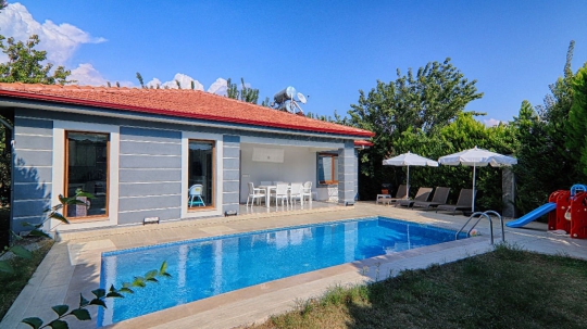 Fethiye’de özel havuzlu lüks villa, geniş teras ve güneşlenme alanı Villa Avlu
