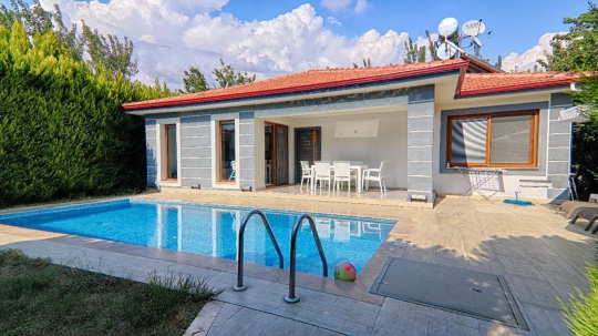 Villa Avlu Jakuzili villa havuz başı oturma alanı ve şık mimarisiyle Fethiye kiralık villa