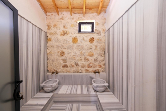 Villa İlkay 3 Seydikemer Çobanlar’da geleneksel mimarili modern hamam alanı