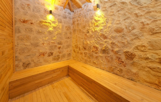 Villa İlkay 3 Seydikemer Çobanlar’da taş duvarlı sauna odası ve spa alanı