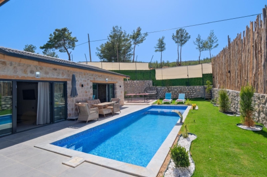 Villa İlkay 3 Seydikemer Çobanlar’da geniş bahçede özel havuz ve güneşlenme alanı