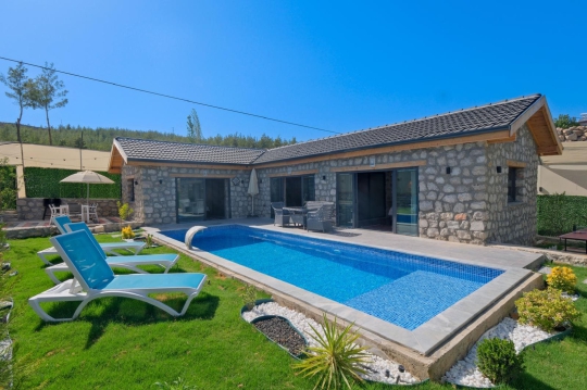 Villa İlkay 3 Seydikemer Çobanlar’da korunaklı bahçeli uzun özel yüzme havuzu