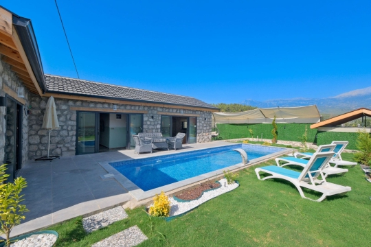 Villa İlkay 4 Seydikemer Çobanlar’da korunaklı bahçeli geniş yüzme havuzu