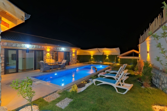 Villa İlkay 4 Seydikemer Çobanlar’da gece aydınlatmalı özel havuz ve bahçe