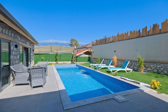 Villa İlkay 4 Seydikemer Çobanlar’da şezlonglu özel havuz terası