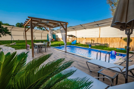 Villa İlkay 5 Seydikemer Çobanlar’da uzun yüzme havuzu ve güneşlenme alanı