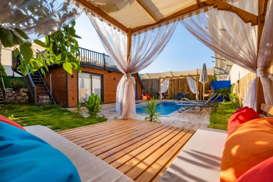 Seydikemer Çobanlar Villa İlkay 6 havuz başı gölgelikli oturma alanı ve konforlu bahçe tasarımı