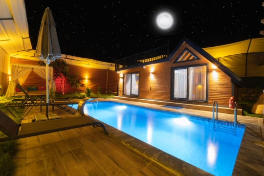 Villa İlkay 6 Seydikemer Çobanlar’da gece aydınlatmalı özel yüzme havuzlu lüks villa