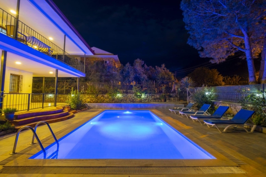 Fethiye Hisarönü Villa Mola özel yüzme havuzu ve bahçe alanı