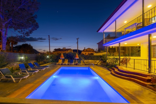 Villa Mola’da geniş havuz ve şezlong alanı akşam manzarası