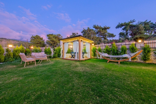 Villa Sinem Muğla’da doğa içinde geniş bahçeli ve kamelyalı özel villa