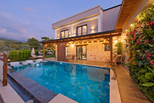 Villa Sinem Muğla’da modern mimarili özel havuzlu kiralık villa akşam aydınlatması