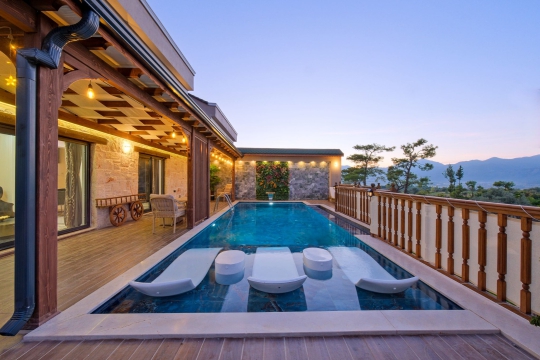 Muğla Villa Sinem geniş havuz alanı ve şık bahçesiyle lüks villa kiralama seçeneği