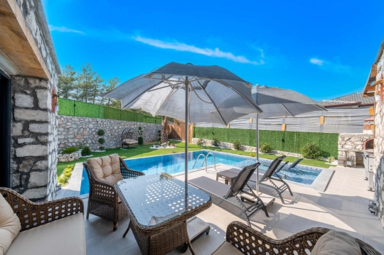 Villa İlkay 1 Seydikemer Çobanlar’da şezlonglu havuz başı dinlenme alanı