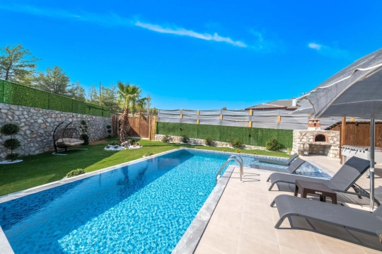 Villa İlkay 1 modern mimarili özel yüzme havuzu ve güneşlenme alanı